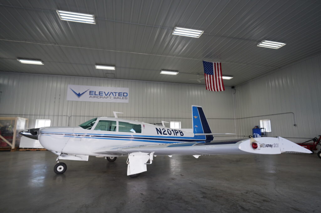 Mooney M20J Airplane Hangar